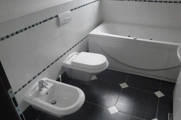 Bathroom 1.jpg (1)